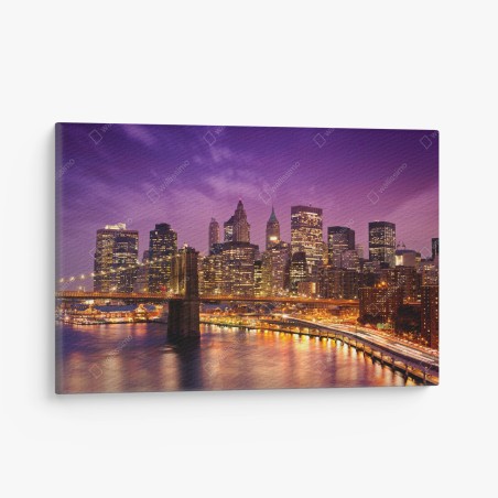 Quadro su tela tramonto viola su New York: skyline e ponte illuminato • Wallissimo®