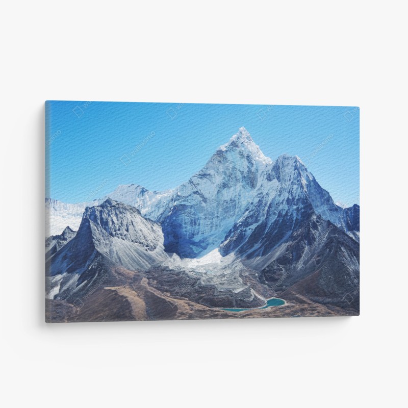 Quadro su tela maestosa cima innevata e lago alpino