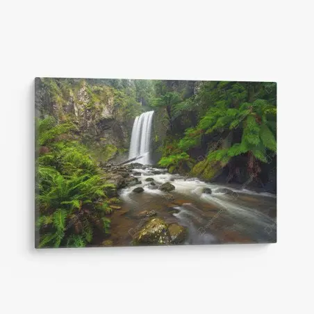 Quadro su tela cascata nascosta nella foresta verde • Wallissimo®