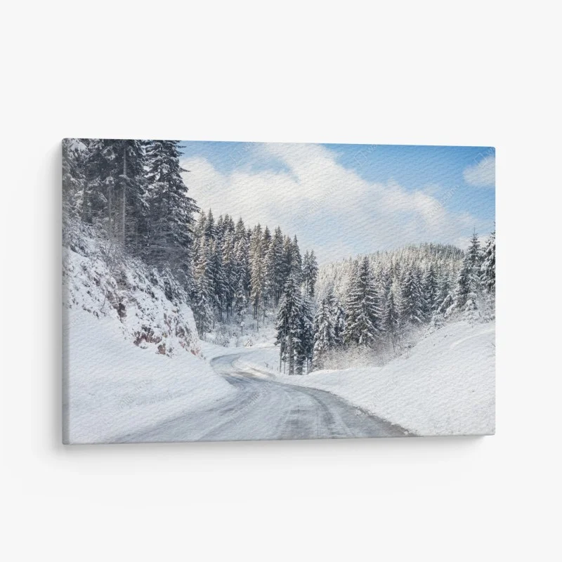 Quadro su tela strada innevata tra i pini
