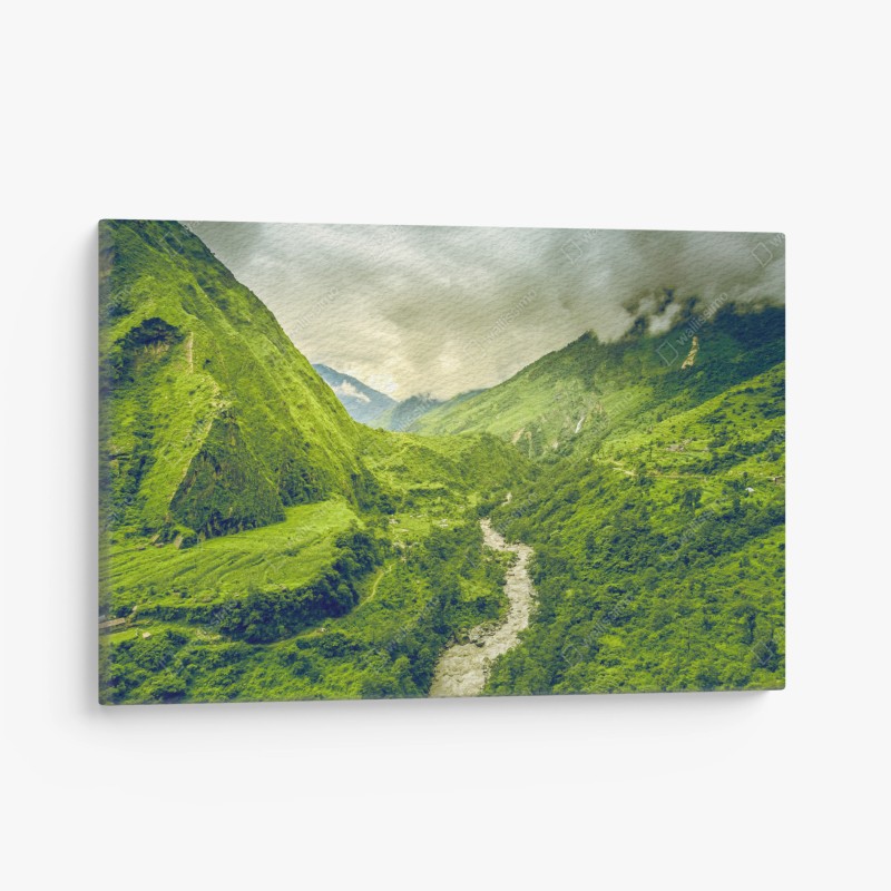 Quadro su tela valle verde tra le montagne