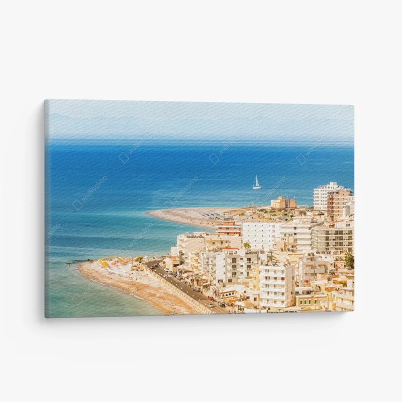 Quadro su tela vista costiera soleggiata con barca a vela