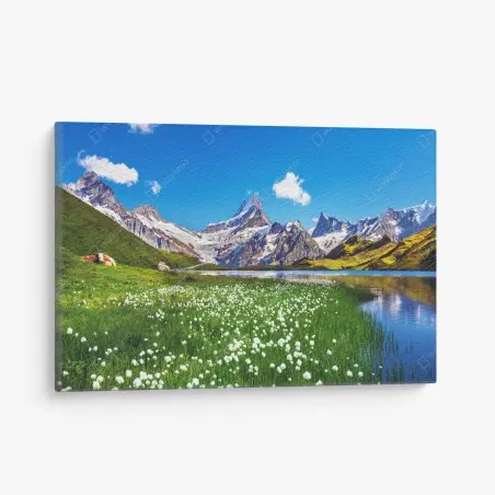 Quadro su tela paesaggio alpino con lago cristallino e prati fioriti • Wallissimo®