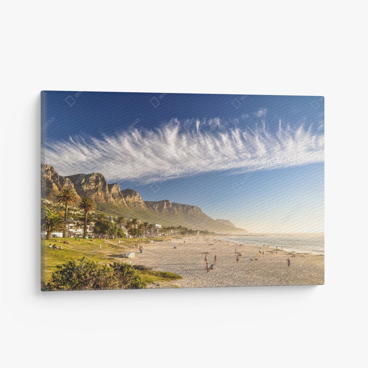 Quadro su tela spiaggia dorata con montagne e palme • Wallissimo®
