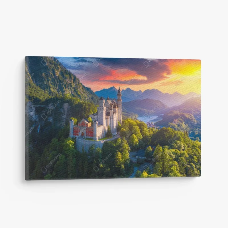 Quadro su tela Neuschwanstein al tramonto: castello fiabesco tra le montagne