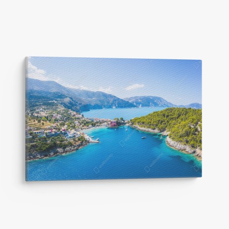 Quadro su tela baia turchese con villaggio costiero • Wallissimo®