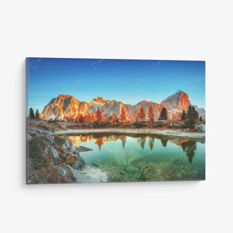 Quadro su tela tramonto sulle montagne con lago riflettente