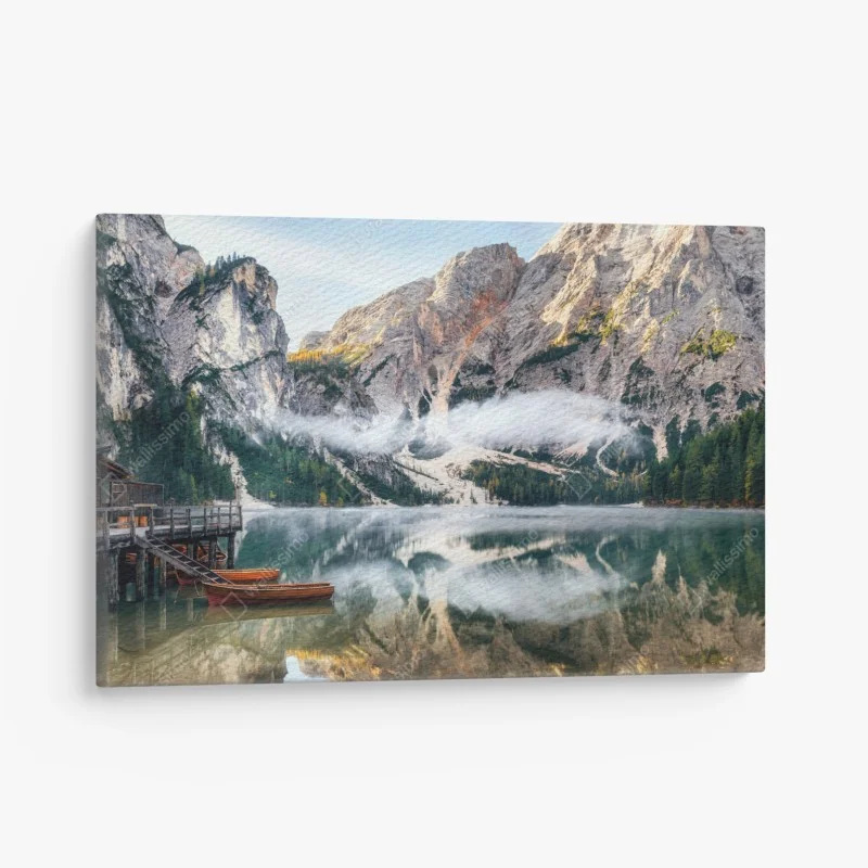 Quadro su tela paesaggio alpino con lago e barche in riva