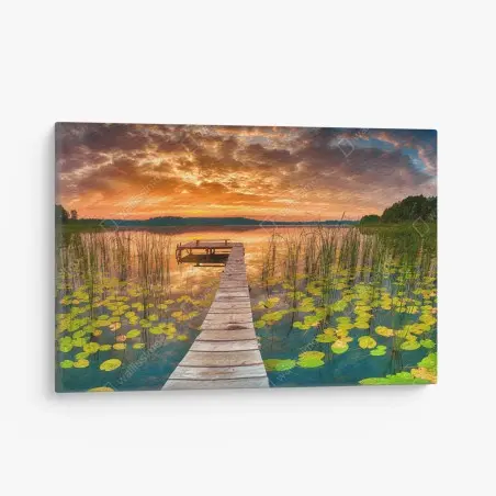 Quadro su tela alba dorata sul lago con pontile di legno • Wallissimo®