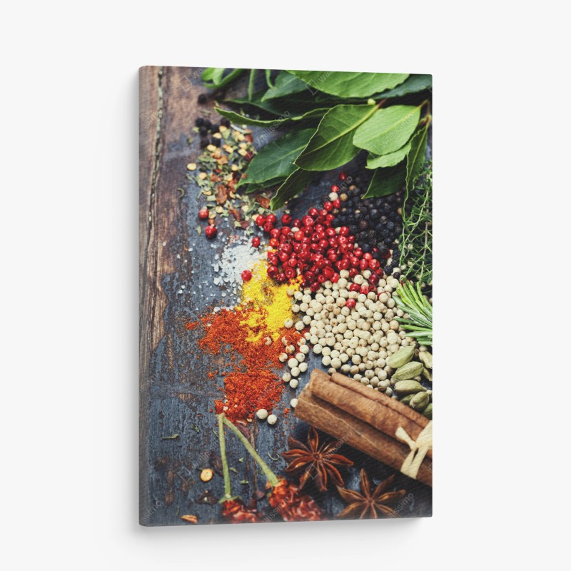 Quadro su tela composizione di spezie ed erbe aromatiche su legno rustico