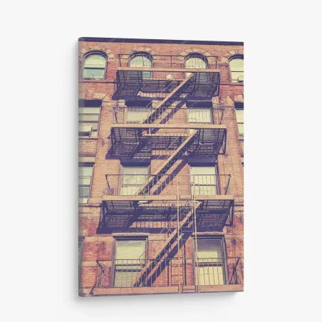 Quadro su tela facciata di New York con scale antincendio vintage • Wallissimo®