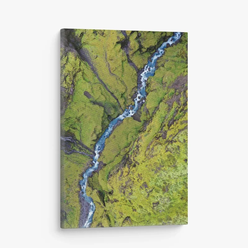 Quadro su tela fiume azzurro tra colline di muschio