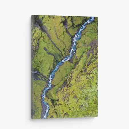 Quadro su tela fiume azzurro tra colline di muschio • Wallissimo®