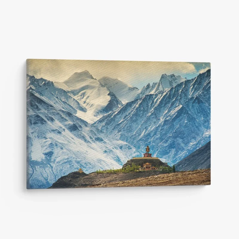 Quadro su tela statua buddista sulle montagne innevate dell'Himalaya