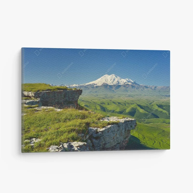 Quadro su tela panorama mozzafiato di Elbrus su altopiani verdi