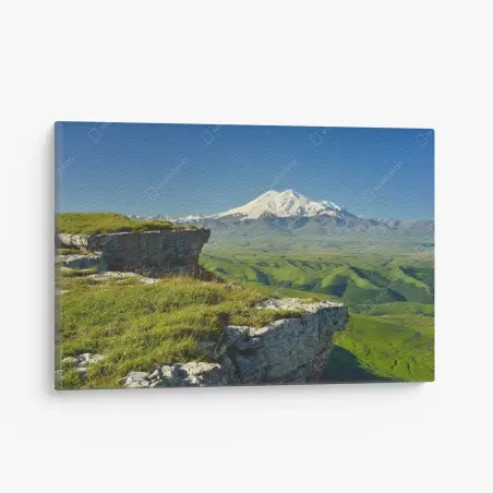 Quadro su tela panorama mozzafiato di Elbrus su altopiani verdi • Wallissimo®