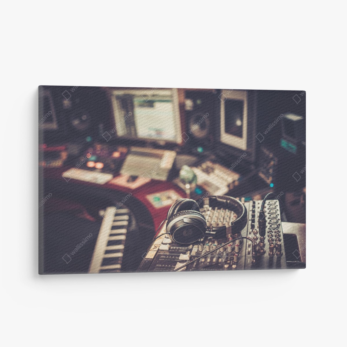 Quadro su tela notturno da studio: dettaglio di una console di registrazione • Wallissimo®