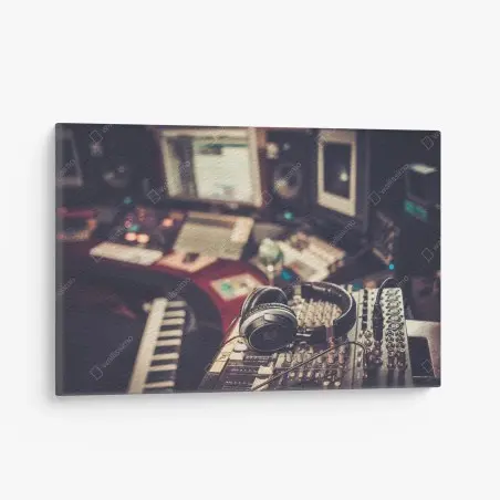 Quadro su tela notturno da studio: dettaglio di una console di registrazione • Wallissimo®