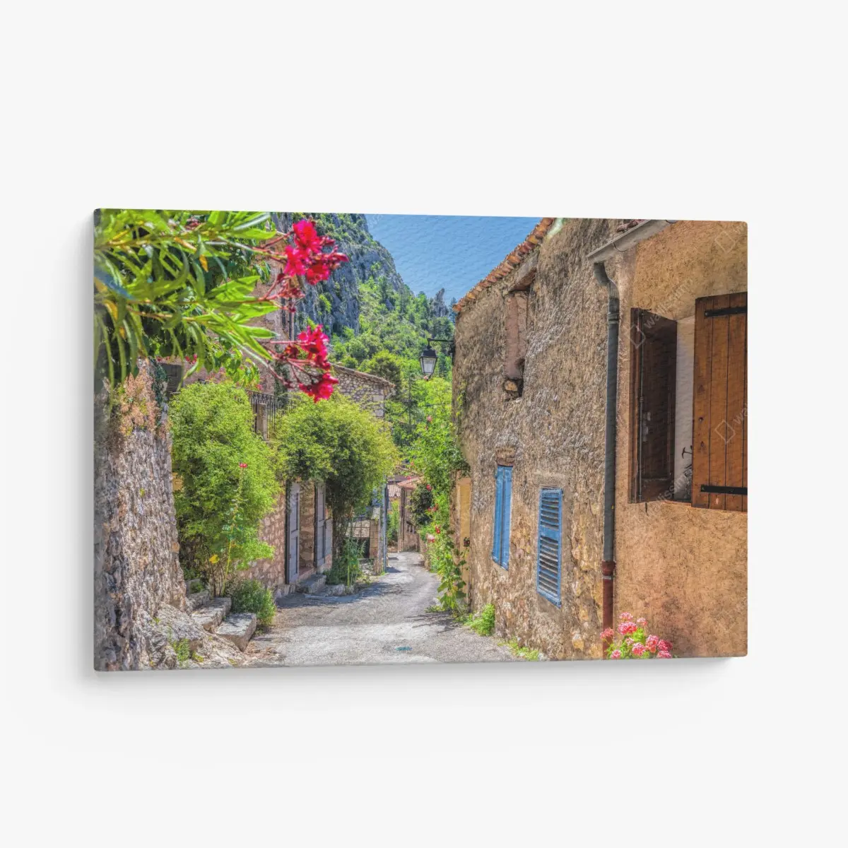 Quadro su tela vicolo fiorito a Moustiers-Sainte-Marie, Provenza • Wallissimo®