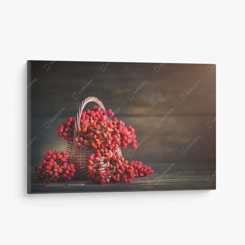 Quadro su tela composizione di bacche rosse su sfondo rustico