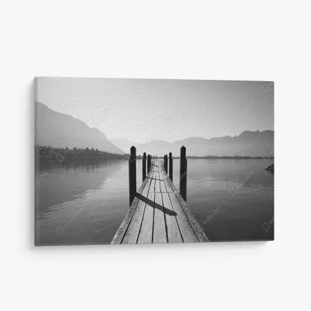 Quadro su tela molo solitario sul lago tra le montagne in bianco e nero • Wallissimo®