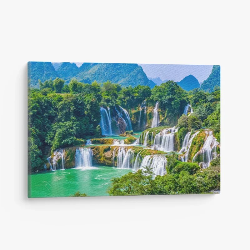 Quadro su tela cascata verde smeraldo tra le montagne