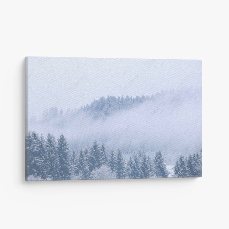 Quadro su tela nebbia sulla foresta di conifere innevata • Wallissimo®