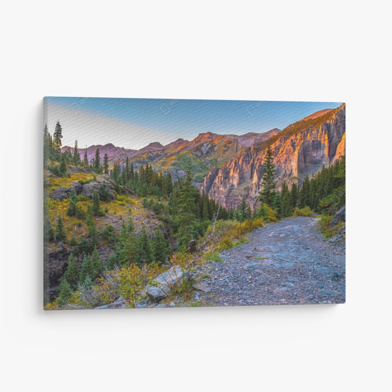 Quadro su tela tramonto sulle vette rocciose