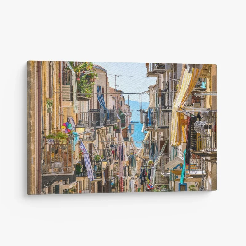 Quadro su tela scorcio di vicolo sul mare con balconi fioriti