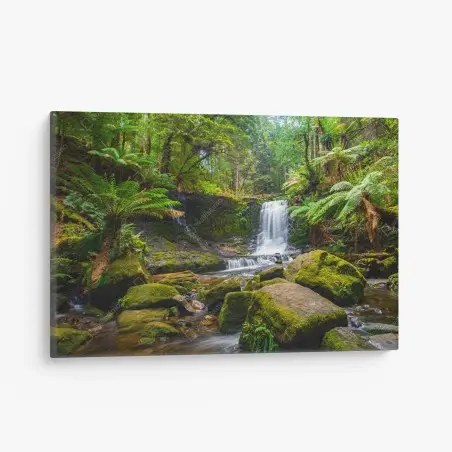 Quadro su tela cascata nella foresta incontaminata • Wallissimo®