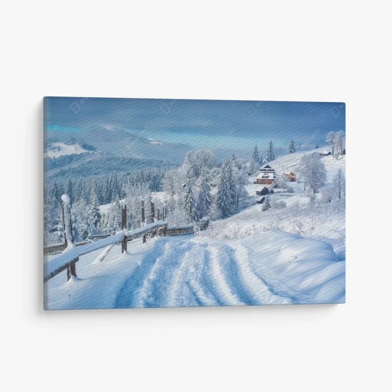 Quadro su tela sentiero innevato verso il villaggio alpino