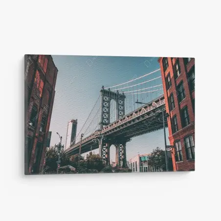Quadro su tela scorcio urbano: ponte di Manhattan tra palazzi in mattoni • Wallissimo®