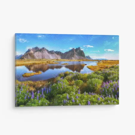 Quadro su tela paesaggio di lupini a Vestrahorn, Islanda • Wallissimo®