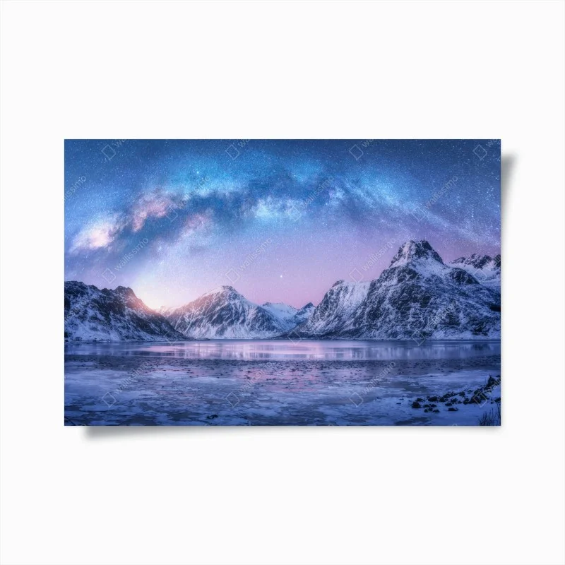Poster notte polare: arco della Via Lattea sulle montagne innevate