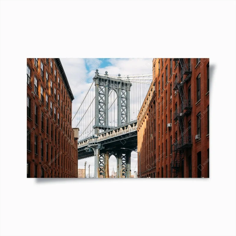 Poster vista del ponte di Manhattan tra edifici in mattoni