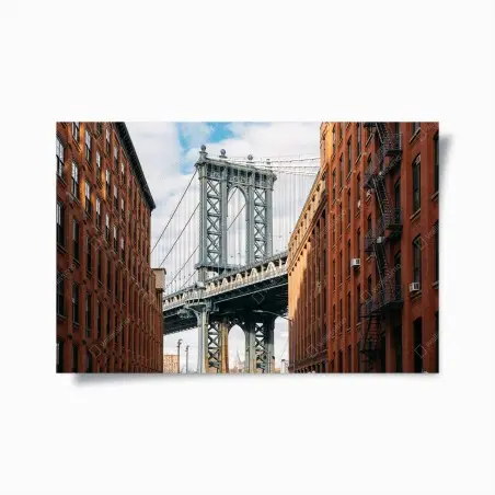 Poster vista del ponte di Manhattan tra edifici in mattoni • Wallissimo®
