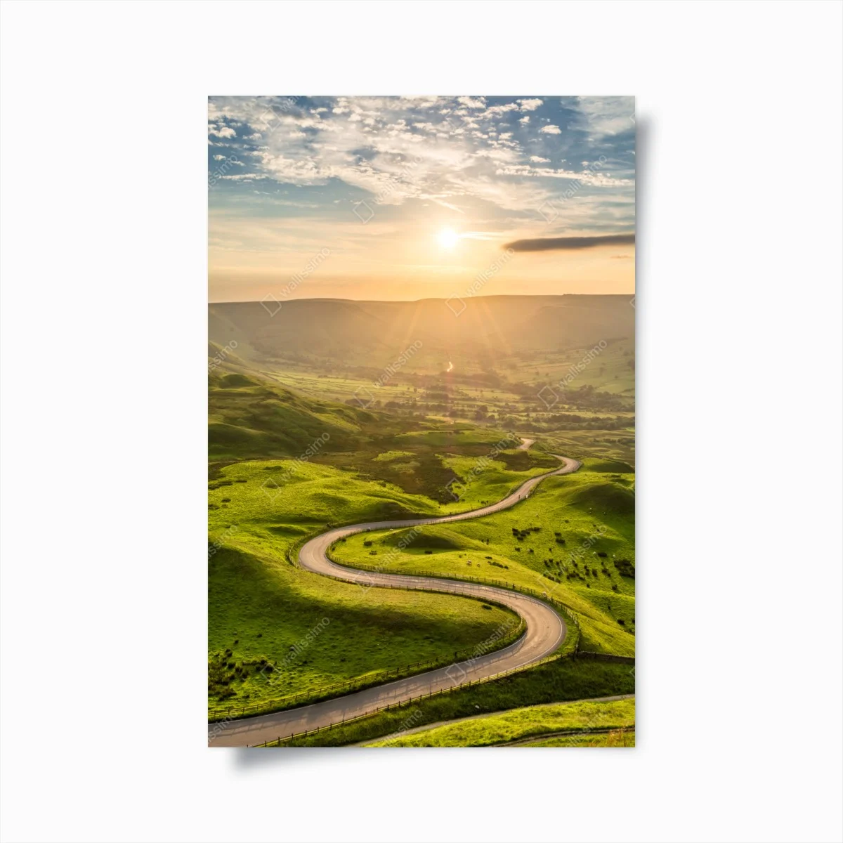 Poster strada serpeggiante al tramonto sulle colline verdi • Wallissimo® Poster strada serpeggiante al tramonto sulle colline verdi • Wallissimo®