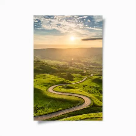 Poster strada serpeggiante al tramonto sulle colline verdi • Wallissimo®