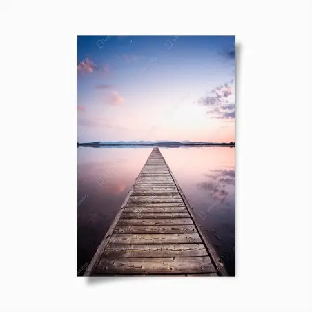 Poster pontile al tramonto: vista prospettica sul lago • Wallissimo®