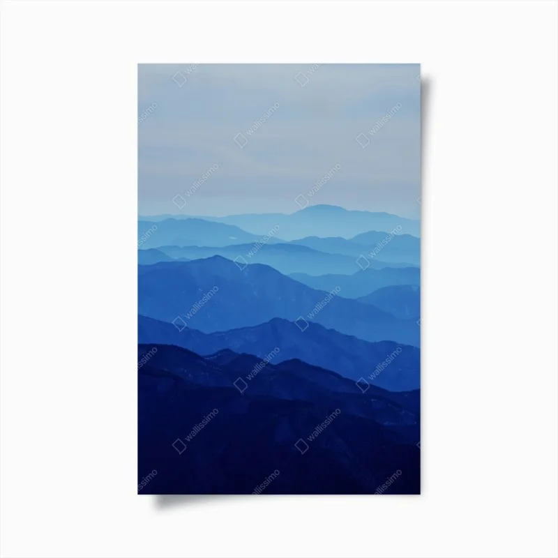 Poster orizzonte di montagne blu sfumate