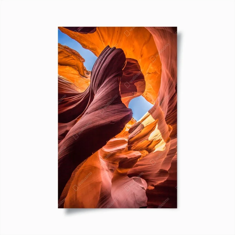 Poster danza di luce tra le rocce scolpite