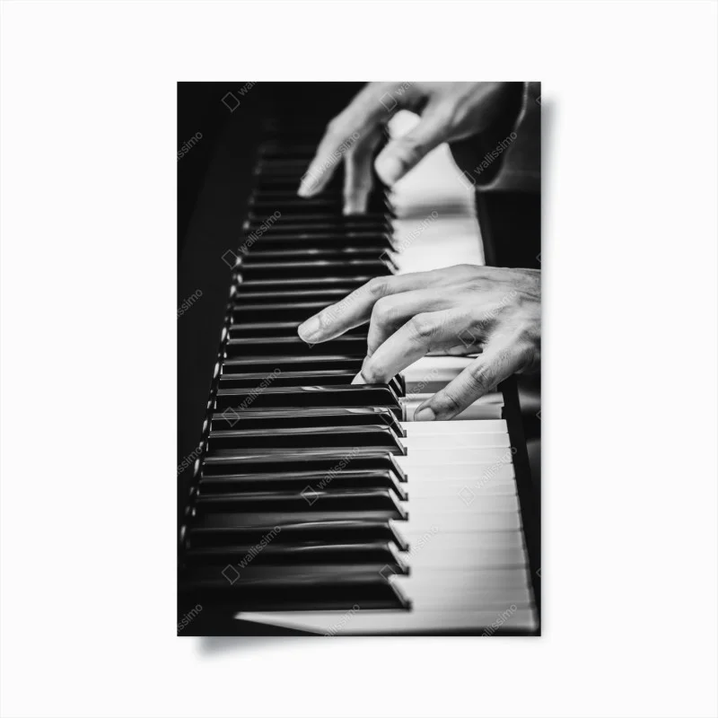 Poster mani sul pianoforte in bianco e nero