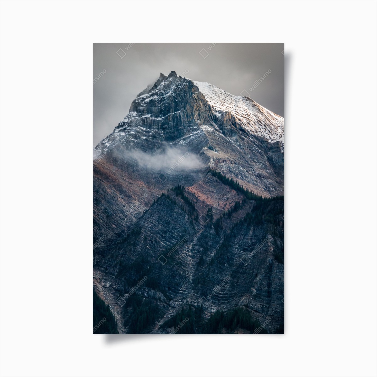 Poster maestoso picco innevato tra rocce e nebbia • Wallissimo®