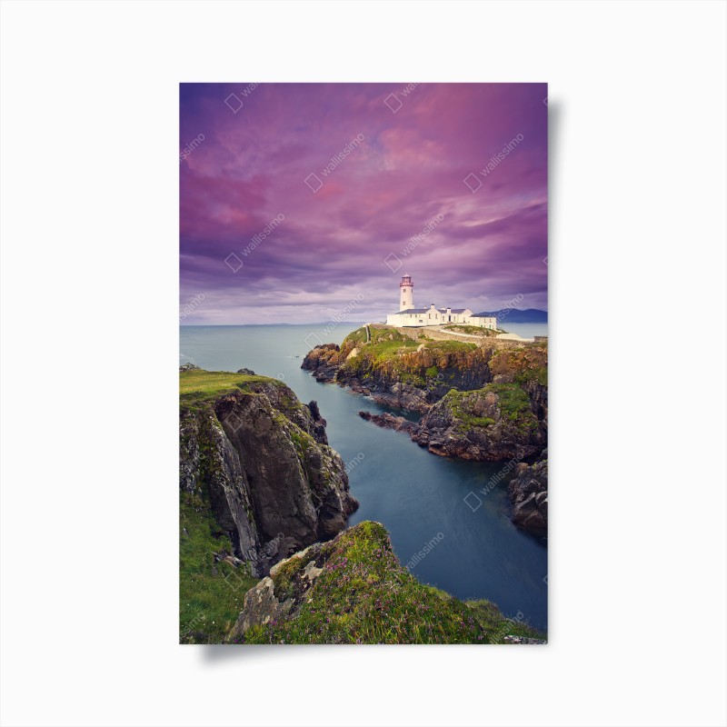 Poster faro sul promontorio al crepuscolo