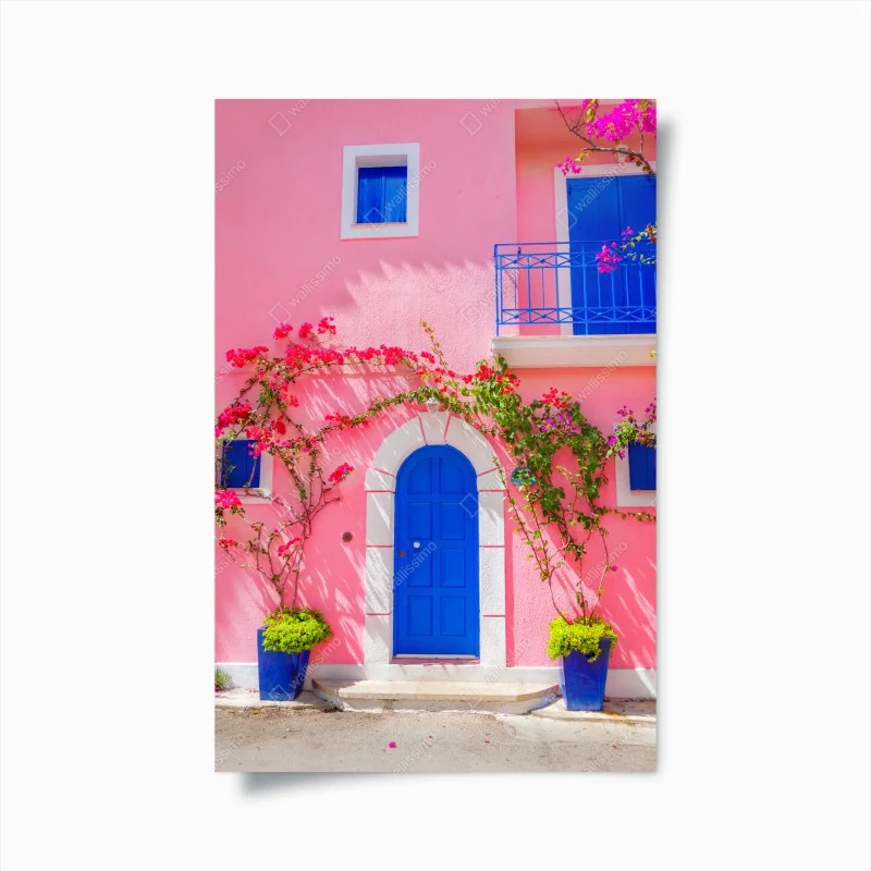 Poster porta blu su facciata rosa con bouganvillea