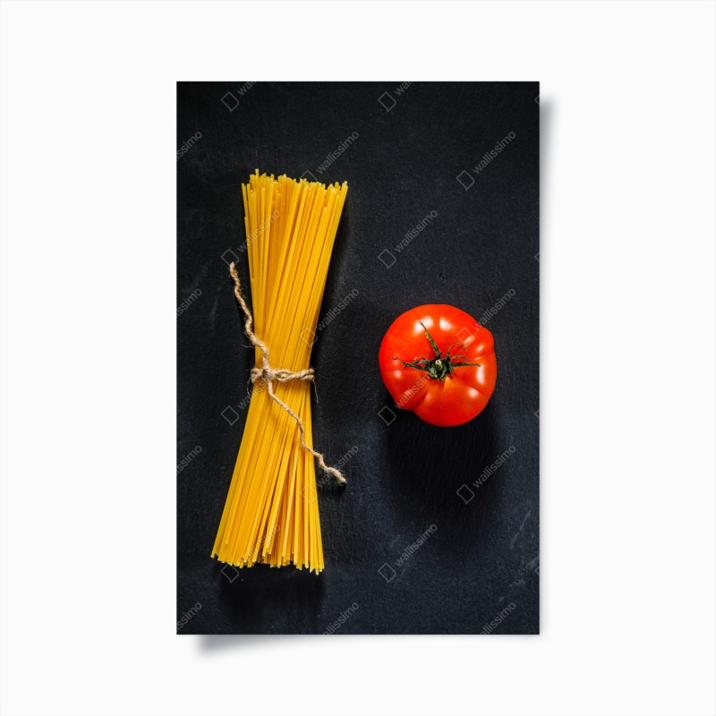 Poster spaghetti e pomodoro su sfondo nero