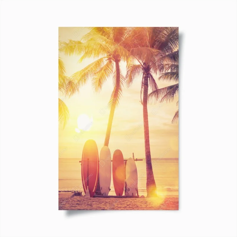 Poster tramonto tropicale con tavole da surf