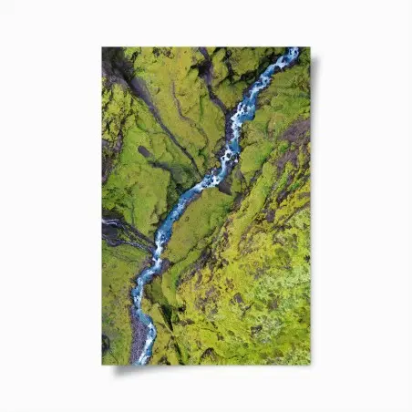 Poster fiume azzurro tra colline di muschio • Wallissimo®