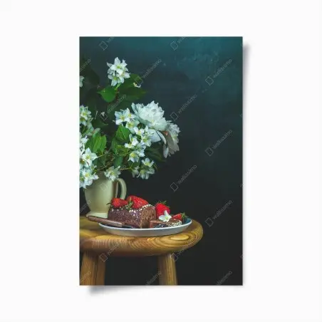 Poster rotolo al cioccolato e fragole con peonie su sfondo scuro • Wallissimo®