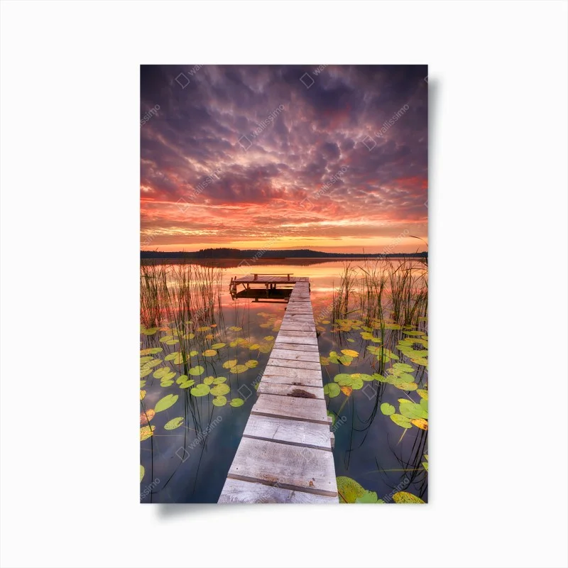 Poster alba estiva sul lago con molo di legno